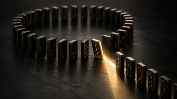 Ein goldener Dominostein unterbricht die wiederholte Anordnung schwarzer Dominosteine
